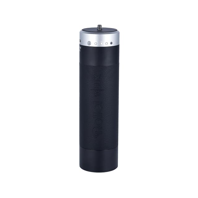 Empuñadura de batería Rollei con sus salidas D-Tap y USB-C junto a una luz LUX