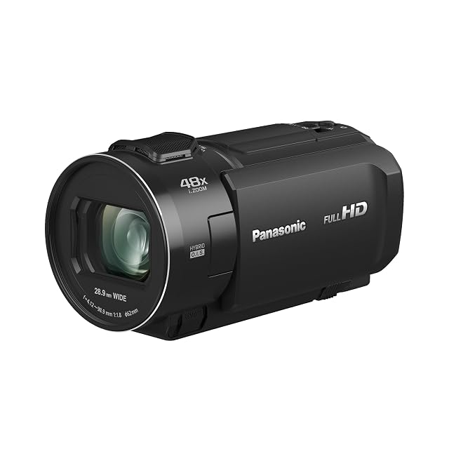 Videocámara negra Panasonic HC-V900 con el objetivo extendido y la pantalla táctil abierta