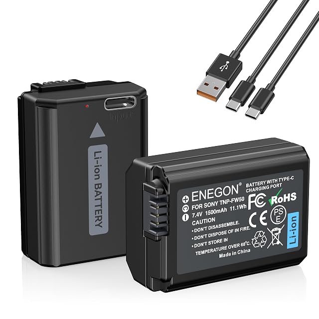 Baterías ENEGON NP-FW50 con sus puertos USB-C y el cable de carga 2 en 1