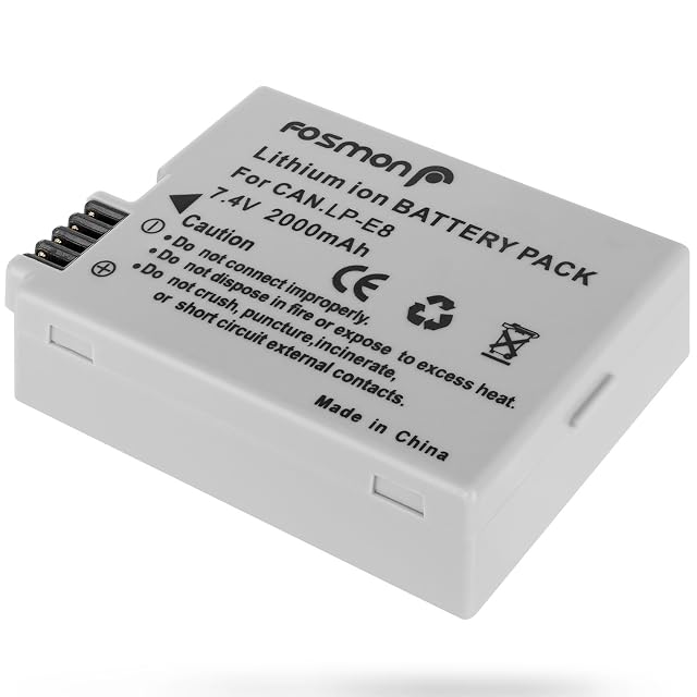 Batería de repuesto Fosmon LP-E8 junto a un cuerpo réflex Canon