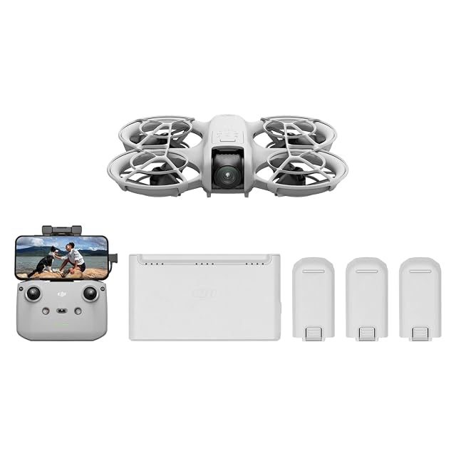 Pequeño dron blanco DJI Neo con protectores de hélice integrados apoyado en una mano
