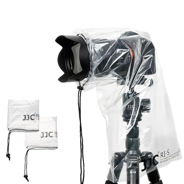 Funda para la lluvia desechable transparente JJC sobre una cámara sin espejo con objetivo