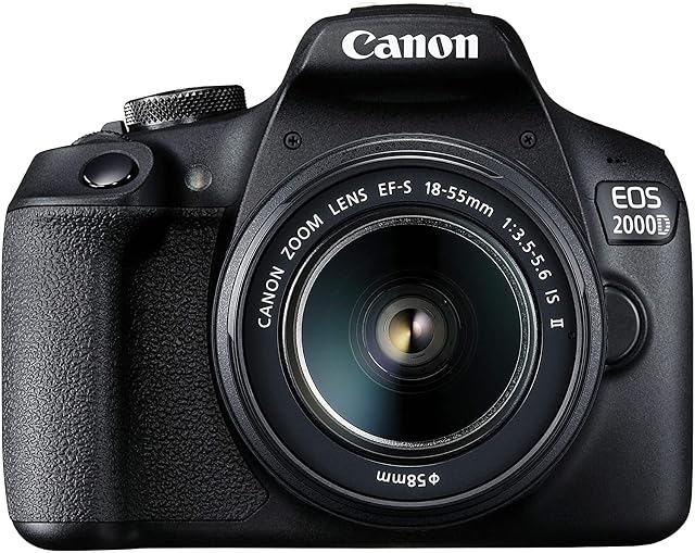 Réflex digital negra Canon EOS 2000D con el objetivo de kit EF-S 18-55mm montado