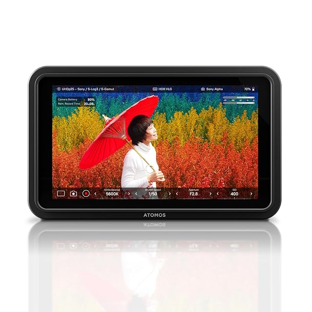 Monitor de campo delgado Atomos Shinobi II en un rig con gimbal mostrando una imagen HDR