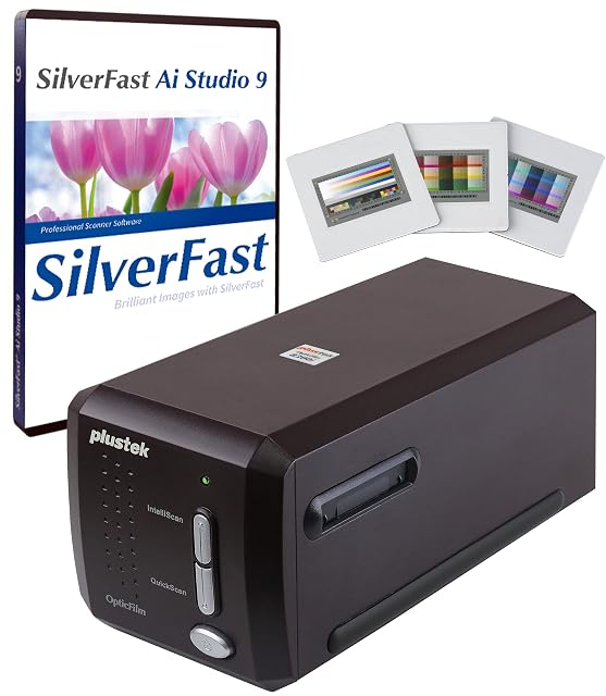 Plustek OpticFilm 8300i Ai con un soporte de película introducido, junto a sus diapositivas de carta IT8