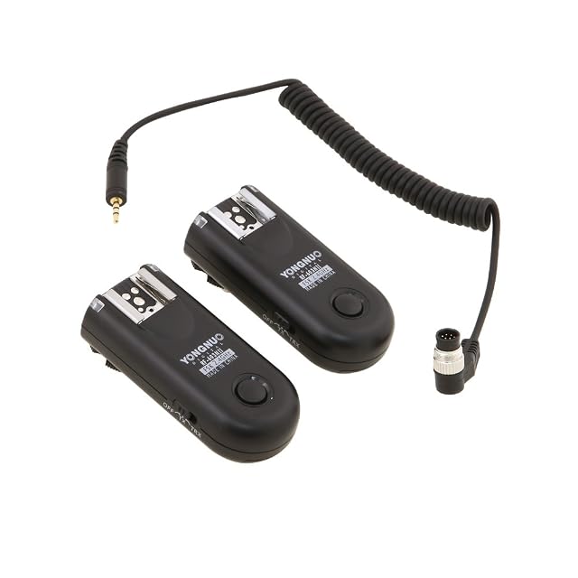 Pareja de transceptores Yongnuo RF-603NII en negro con zapatas metálicas y ruedas de bloqueo