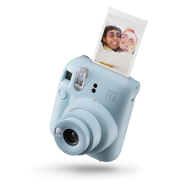 Cámara instantánea Fujifilm instax mini 12 en azul pastel con su barril redondo y su espejo para selfis