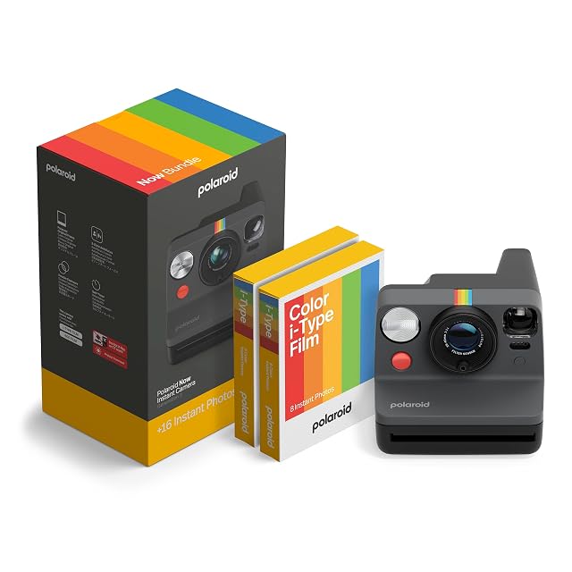 Cámara instantánea negra Polaroid Now Generation 3 con su frontal de doble lente y un paquete de película al lado