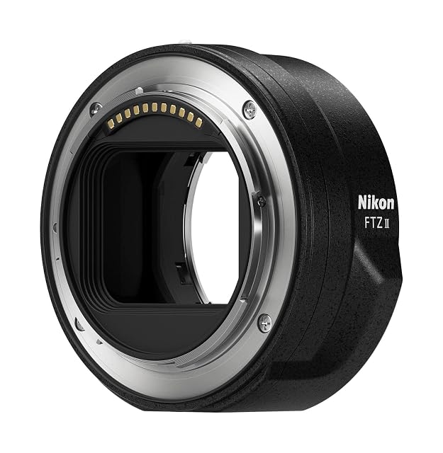 Adaptador Nikon FTZ II montado entre un objetivo de montura F y un cuerpo de montura Z