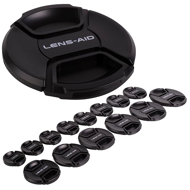 Tapa de objetivo universal LENS-AID mostrando su pinza central y su borde exterior estriado