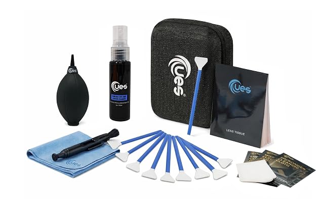 Kit UES DKL24 abierto en su estuche rígido mostrando hisopos, limpiador, pera de aire y paños
