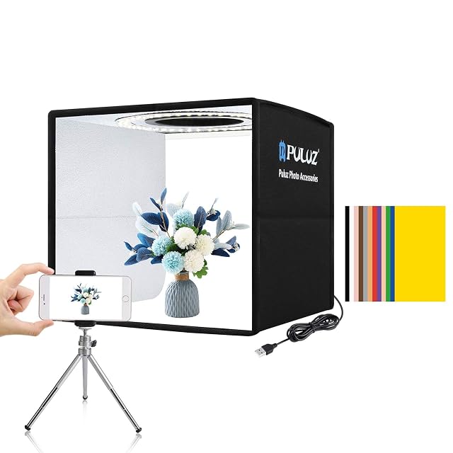 Minicarpa de luz PULUZ iluminada por dentro, con un reloj sobre fondo blanco