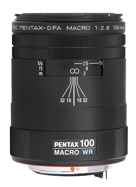Objetivo macro Pentax D FA 100mm WR negro con barril de aluminio y su parasol al lado