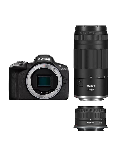 Cámara sin espejo Canon EOS R50 negra junto a sus dos zooms de kit