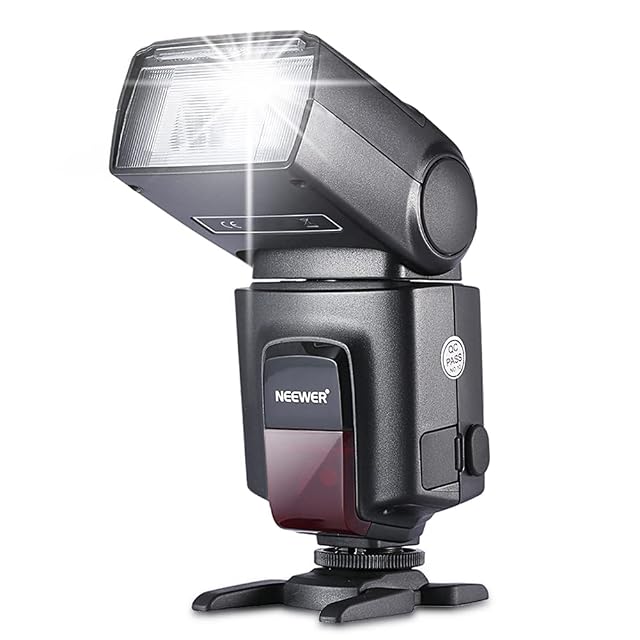 Flash NEEWER TT560 negro con el cabezal inclinado hacia arriba para rebotar la luz