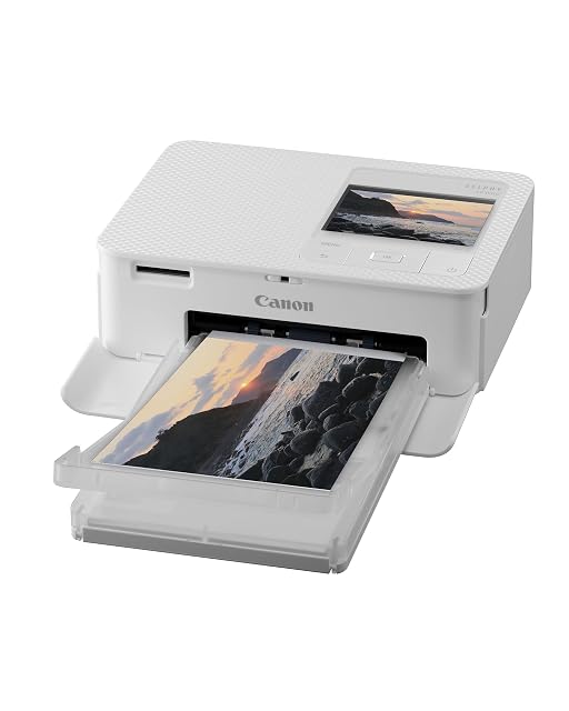 Canon SELPHY CP1500 con su casete postal colocado y la pantalla LCD encendida