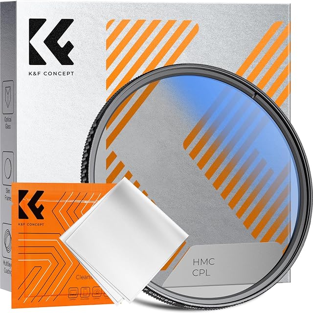 Polarizador circular K&F Concept de 67 mm sostenido frente a un cielo luminoso
