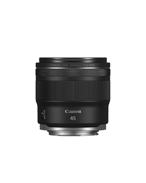 Objetivo fijo Canon RF 45mm F1.2 negro con su anillo de control detrás del anillo de enfoque