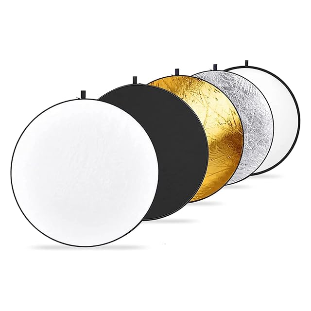 Reflector cinco en uno NEEWER RF-110 desplegado junto a su bolsa de transporte