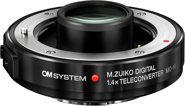 Teleconvertidor OM System MC-14 mostrando su carcasa fina y su bayoneta metálica