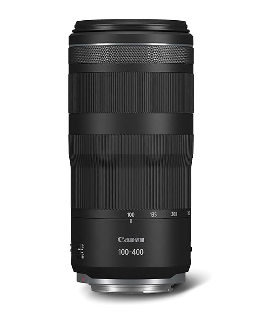 Telezoom Canon RF 100-400mm negro con el barril extendido y la montura RF visible