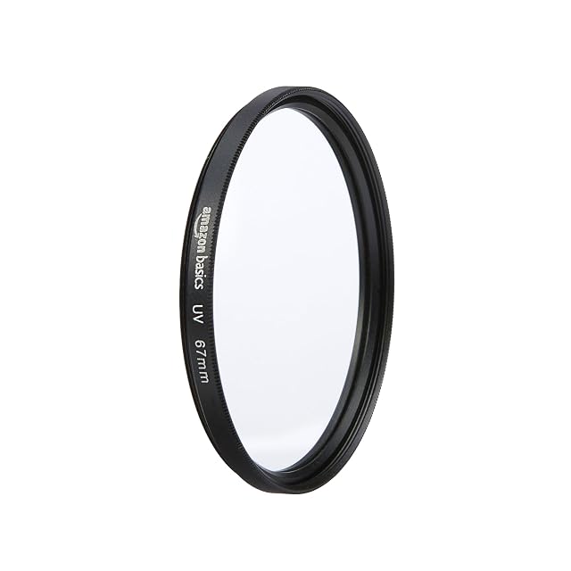 Filtro UV Amazon Basics de 67 mm tumbado sobre una tapa de objetivo