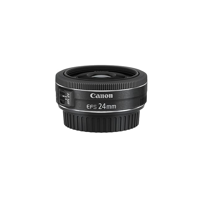 Objetivo pancake Canon EF-S 24mm negro, apenas más profundo que la montura sobre la que va