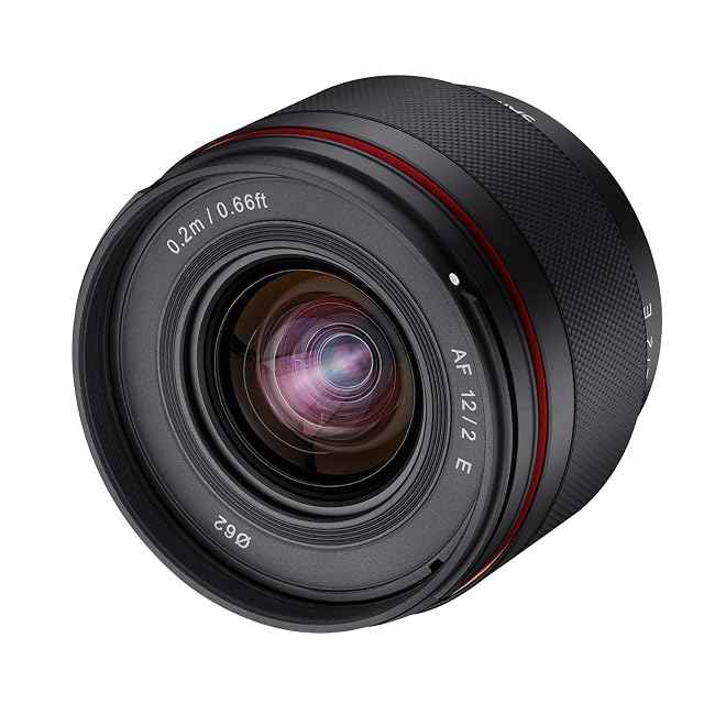 Objetivo fijo gran angular Samyang AF 12mm F2.0 negro con su parasol desmontable colocado