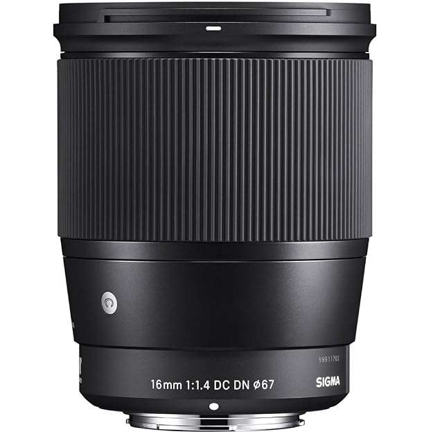 Objetivo Sigma 16mm F1.4 Contemporary negro con un elemento frontal ancho y montura Sony E